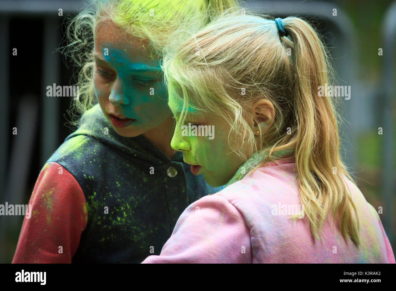 Bunte Gesichter von zwei Jugendlichen während der Holi Festival der Farben. Cieszyn, Polen. Stockfoto