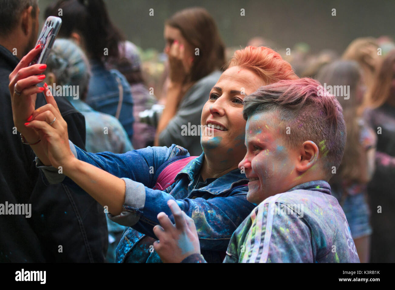 Lächelnd, glücklich Menschen unter selfie Fotos während Holi Festival der Farben. Cieszyn. Polen. Stockfoto