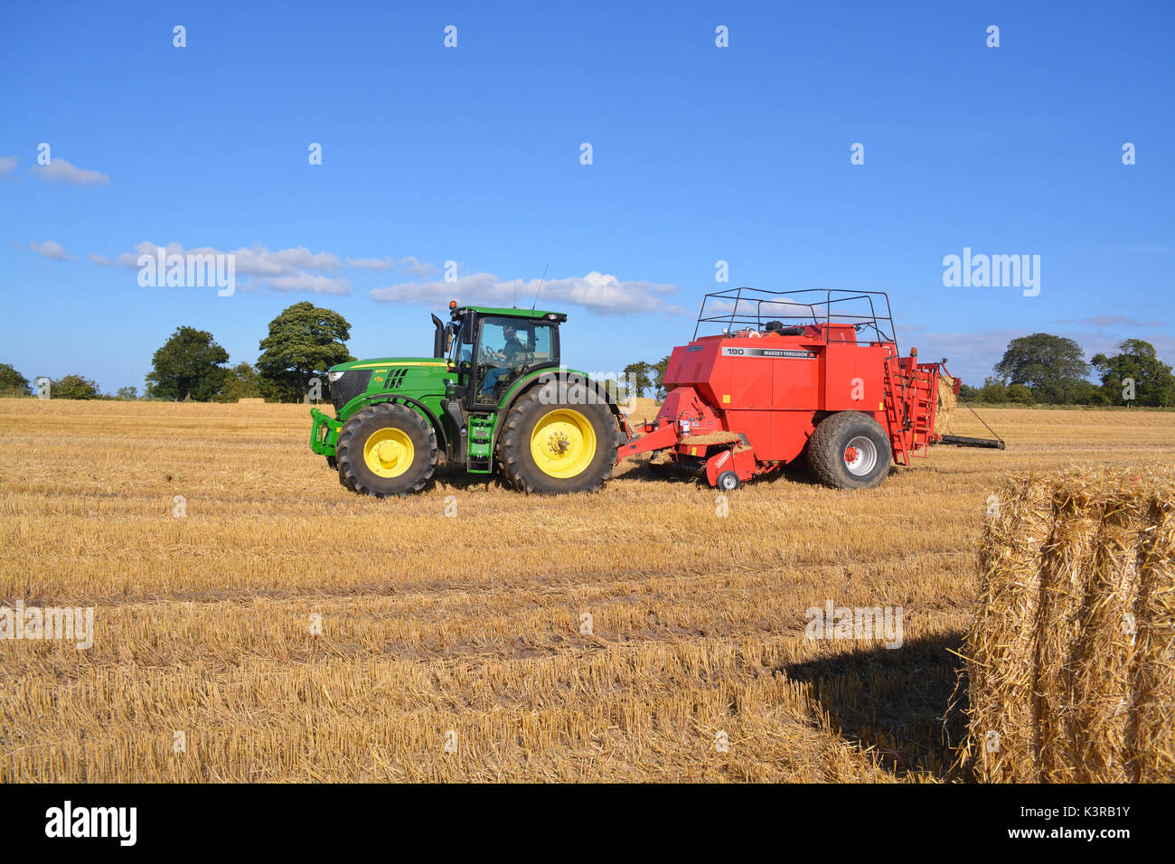John Deere 6215 R Traktor Stockfoto