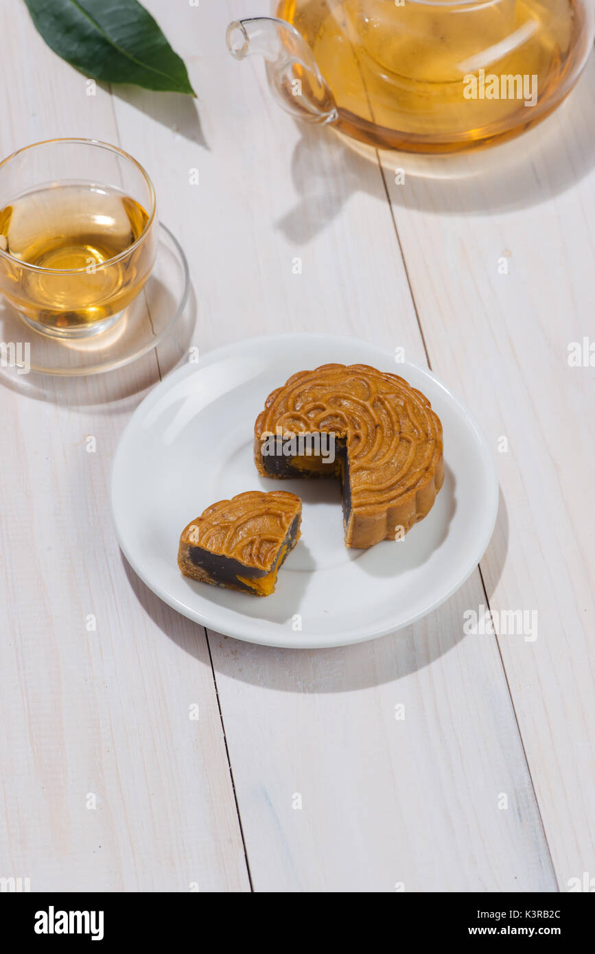 Retro-Vintage-Stil Chinesisch Mitte Herbst Festival Lebensmittel. Traditionelle Mooncakes am gedeckten Tisch Stockfoto