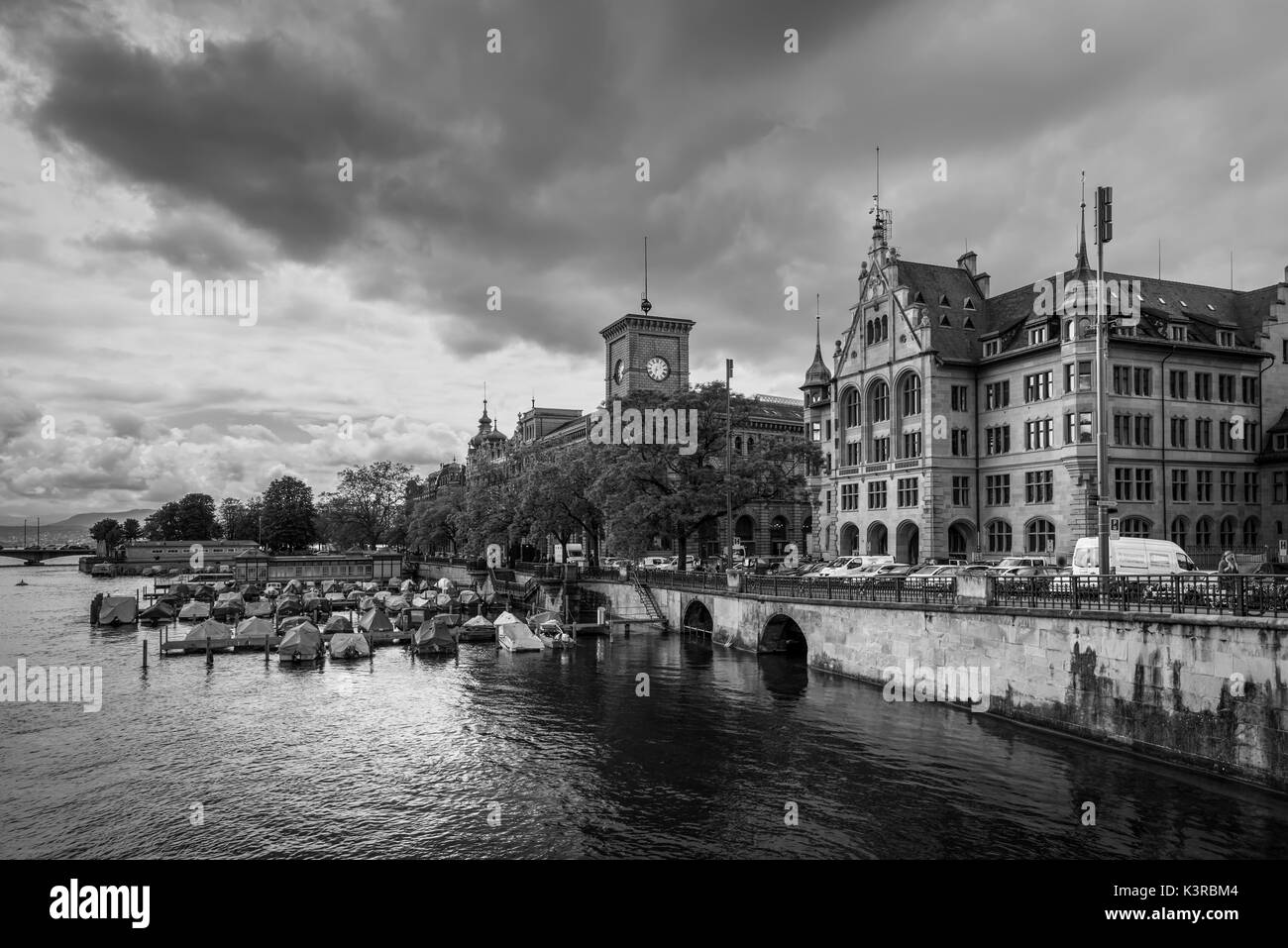 Zürich, Schweiz - 24. Mai 2016: Architektur von Zürich in trüben Regenwetter, die größte Stadt der Schweiz und die Hauptstadt des Kantons Stockfoto