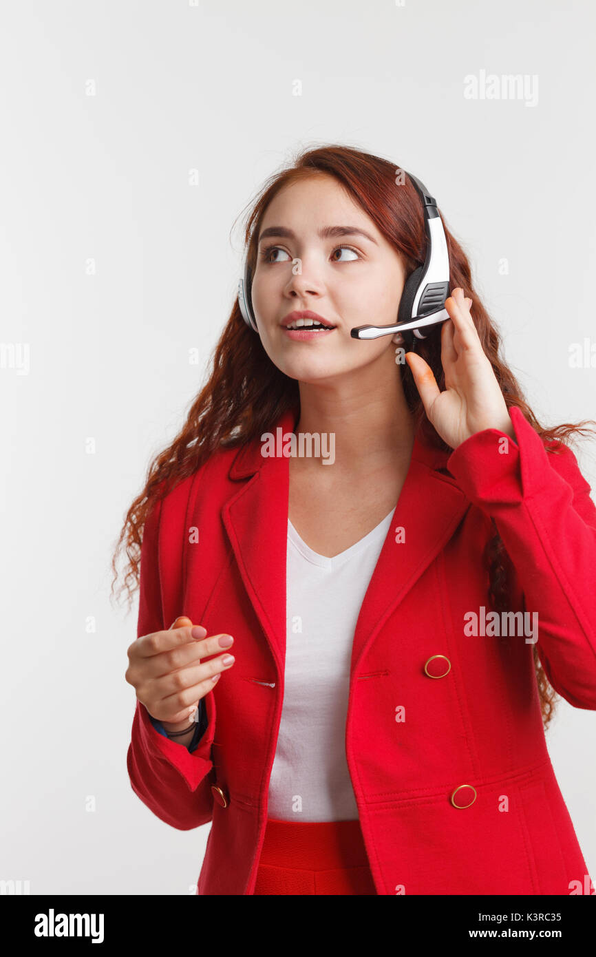 Support Phone Operator im Headset, Studio auf weißem Hintergrund Stockfoto