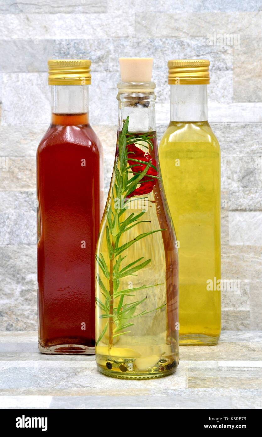 Salatdressing Glasflaschen Stockfoto