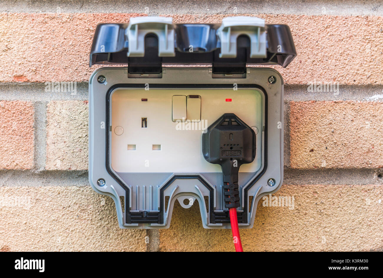 steckdosen fur den garten, stecker und in einer außen-versorgung in einem wohnhaus an der wand, Design ideen