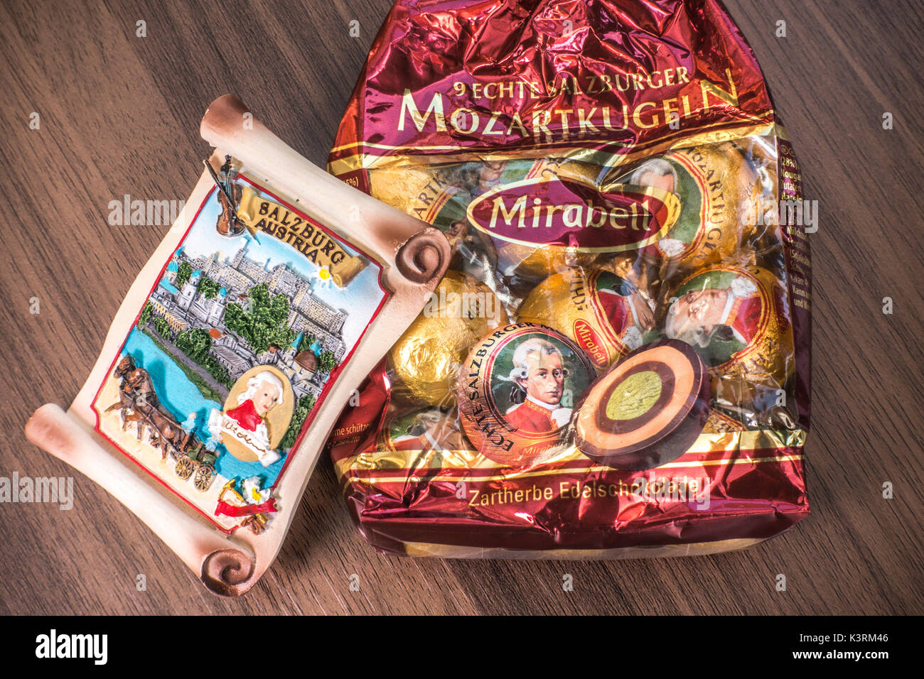 Die Salzburg souvenir neben eine Packung Schokolade Mozartkugen Mirabell Mozart Kugeln - im Geiste der ursprünglichen Rezept in Salzburg produziert. Stockfoto