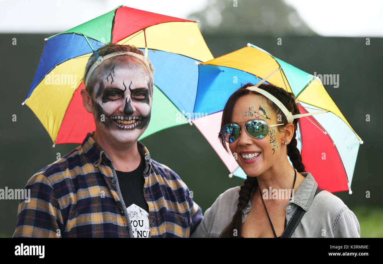 Odie Condren und Caroline Farrell Unterschlupf vor dem Regen am Tag drei der Electric Picnic Festival in Stradbally, County Laois. Stockfoto
