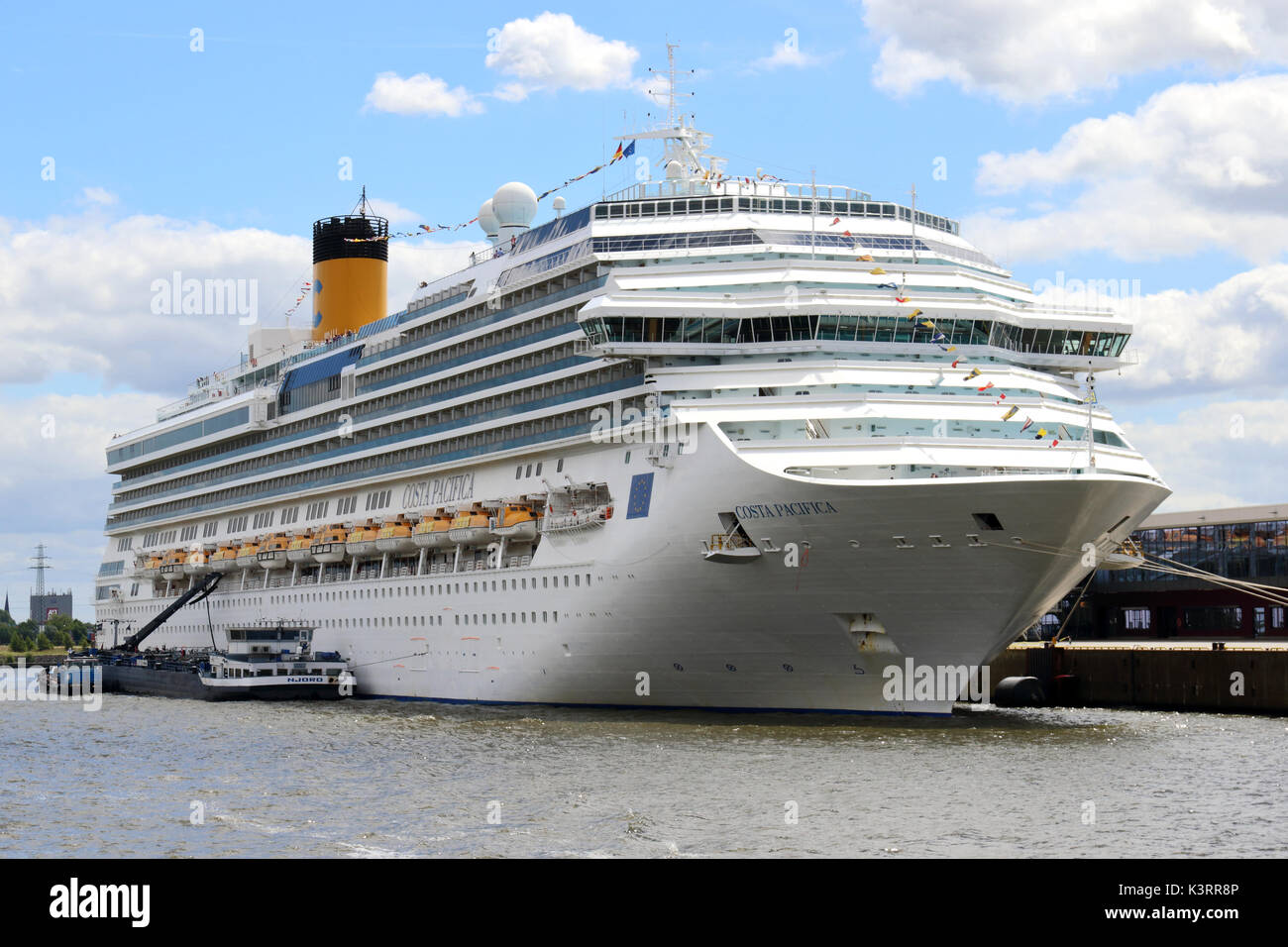 Das Kreuzfahrtschiff Costa Pacifica hat im Hafen von Hamburg entfernt. Stockfoto