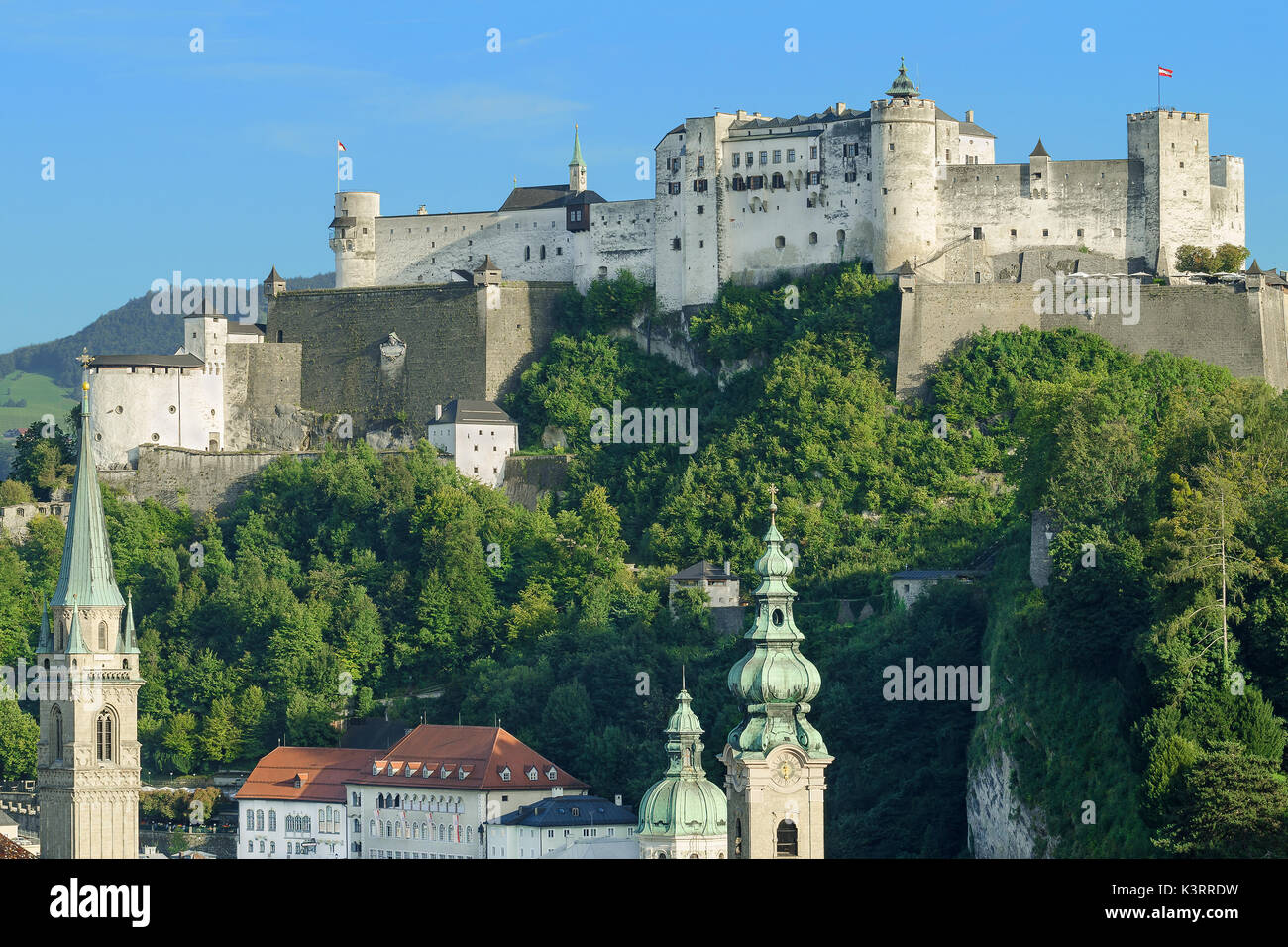 Die Festung Hohensalzburg in Österreich, Blick vom Moenchsberg. Festung Hohen Salzburg sitzt auf dem Festungsberg. Kleine Hügel in der österreichischen Stadt Salzburg. Stockfoto