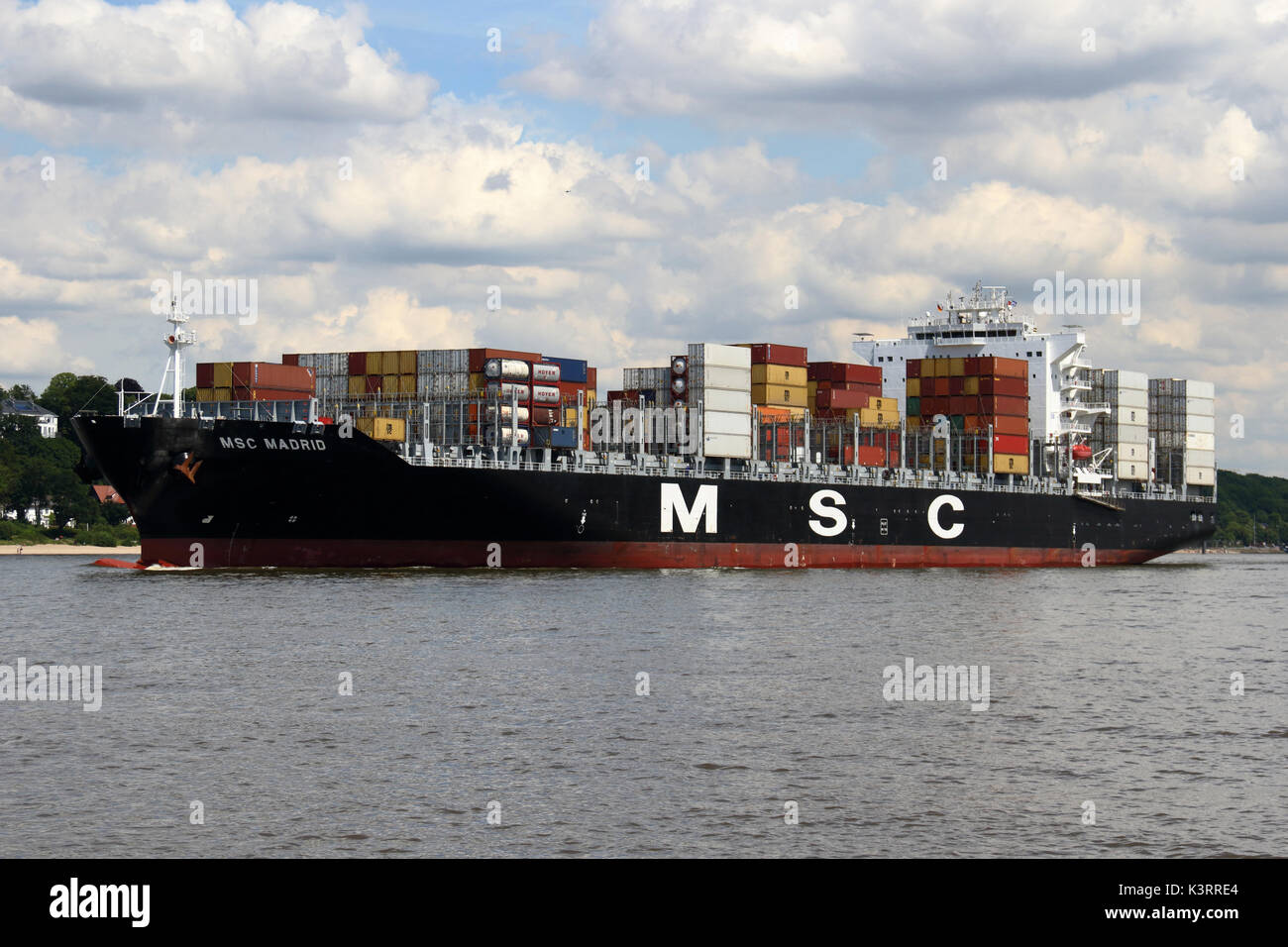 Das containerschiff MSC Madrid verlässt den Hafen von Hamburg. Stockfoto