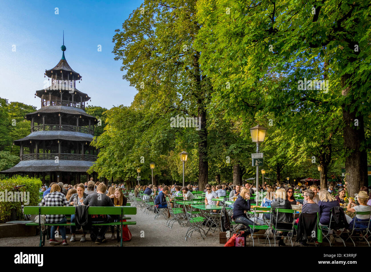 Biergarten am Chinesischen Turm im Englischen Garten, München, Oberbayern, Bayern, Deutschland, Europa Stockfoto