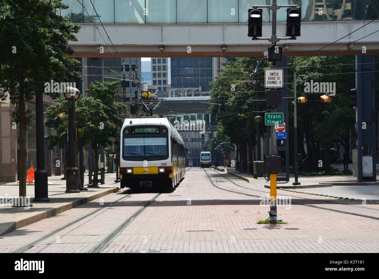 Eine grüne Linie DART-Bahn im Pearl station Arts District auf Bryan Street im Zentrum von Dallas. Stockfoto