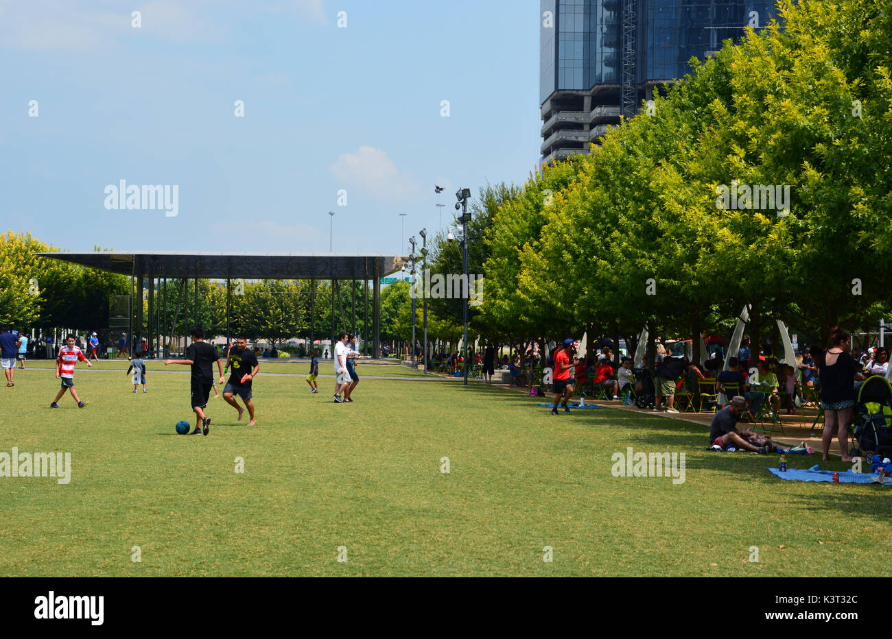 Der Rasen am Klyde Warren Park bietet einen offenen Raum für die Bewohner zu spielen und offenen Sitzbereich für den Musikpavillon. Stockfoto