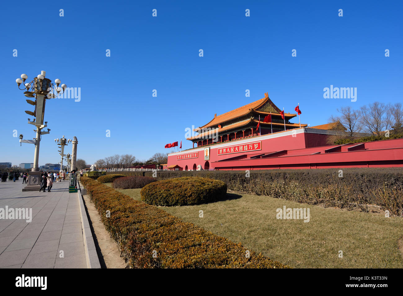 Peking, China-Feb 1,2016: Tor des Himmlischen Friedens unter blauem Himmel. Der Text auf der Platine in die englische Sprache übersetzen ist "Lang lebe der Volksrepublik China, ein Stockfoto