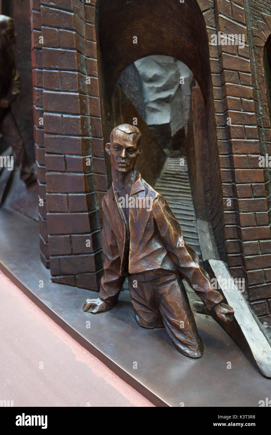 Detail der Bronze hochrelief Fries an der Unterseite des 30 ft Statue von britischen Bildhauers Paul Tag mit dem Titel "Treffpunkt" am Bahnhof St Pancras Stockfoto