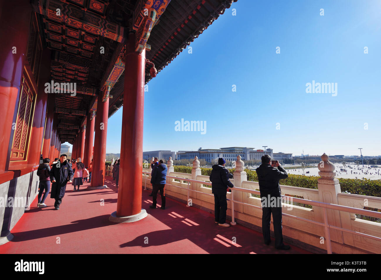 Peking, China-Feb 1,2016: Mit Blick auf den Platz des Himmlischen Friedens auf dem Tor des Himmlischen Friedens in Peking, China. Stockfoto