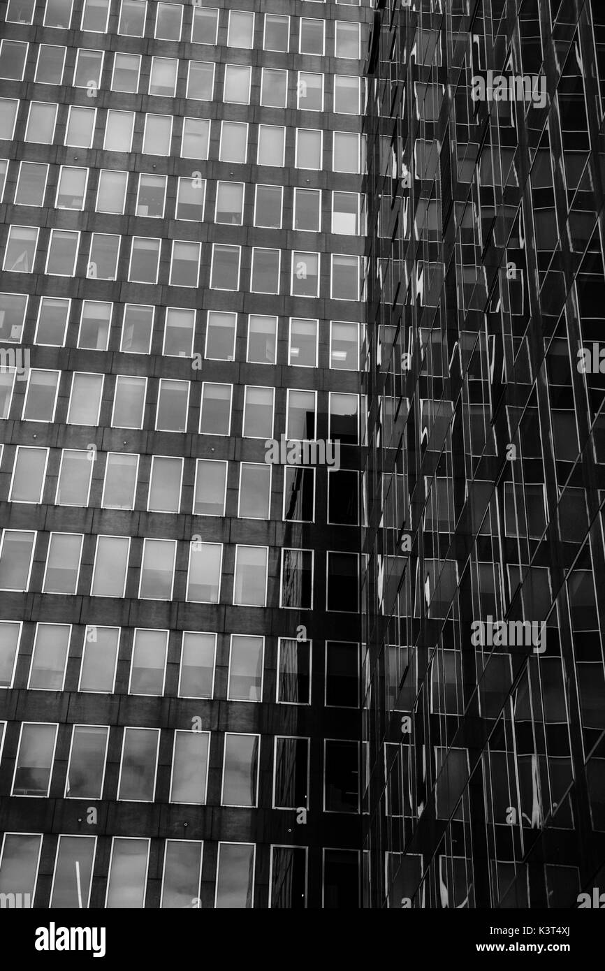 Reflexionen über den Fenstern des Hohen Bürogebäudes in Euston, London, Vereinigtes Königreich Stockfoto