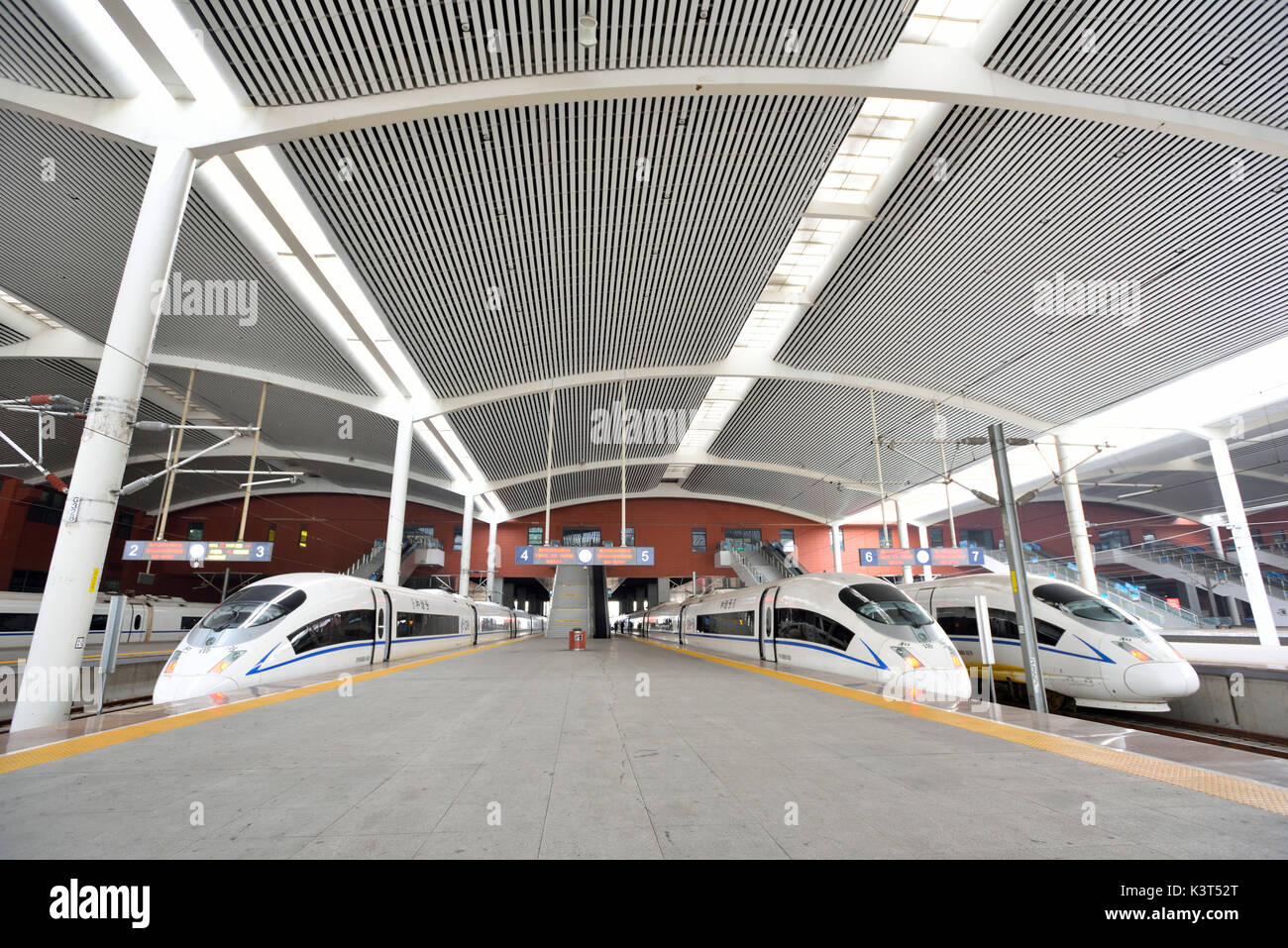 Haerbin, China - Feb 11,2016: Hochgeschwindigkeitszüge in Haerbin Bahnhof, China bleiben. Stockfoto