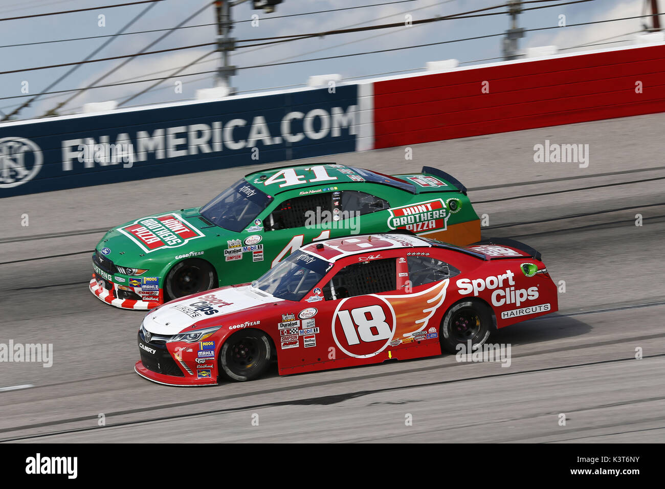 Darlington, South Carolina, USA. 2. Sep 2017. September 02, 2017 - Darlington, South Carolina, USA: Denny Hamlin (18) Kämpfe um die Position während der Sport Clips Haarschnitte VFW 200 bei Darlington Raceway in Darlington, South Carolina. Credit: Justin R. Noe Asp Inc/ASP/ZUMA Draht/Alamy leben Nachrichten Stockfoto