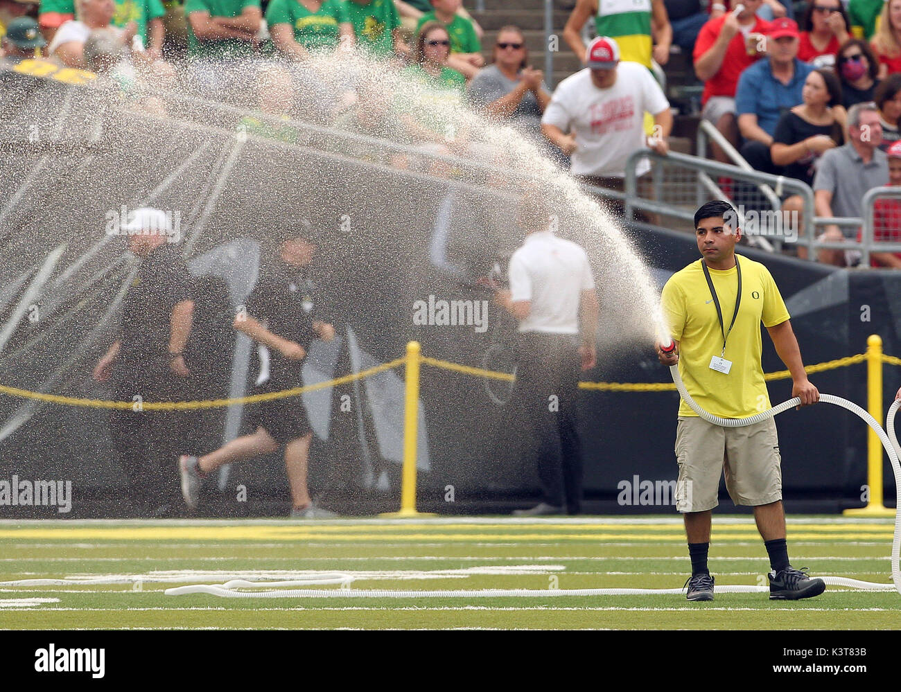 Autzen Stadium, Eugene, OR, USA. 02 Sep, 2017. Der Oregon Ducks Bodenpersonal Gewässern einen heissen Bereich vor Beginn der NCAA Football Spiel zwischen der Oregon Ducks und die südlichen Utah Thunderbirds am Autzen Stadium, Eugene, ODER. Larry C. Lawson/CSM/Alamy leben Nachrichten Stockfoto