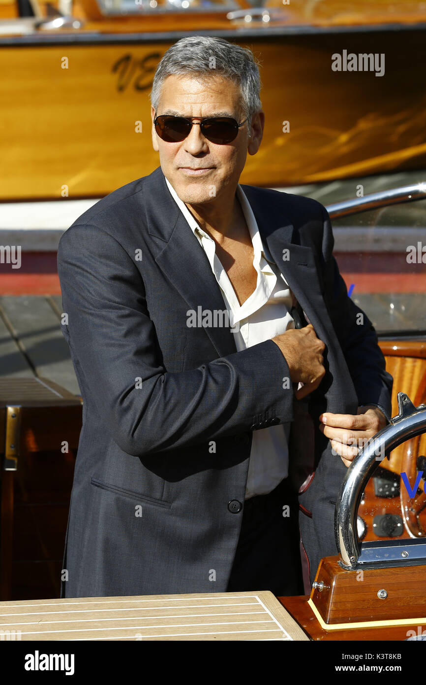 Venedig, Italien. 01 Sep, 2017. George Clooney wird gesehen, dass das Hotel Excelsior nach Interviews geben während des 74. Filmfestival von Venedig am 01 September, 2017 in Venedig, Italien | Verwendung der weltweiten Kredit: dpa/Alamy leben Nachrichten Stockfoto