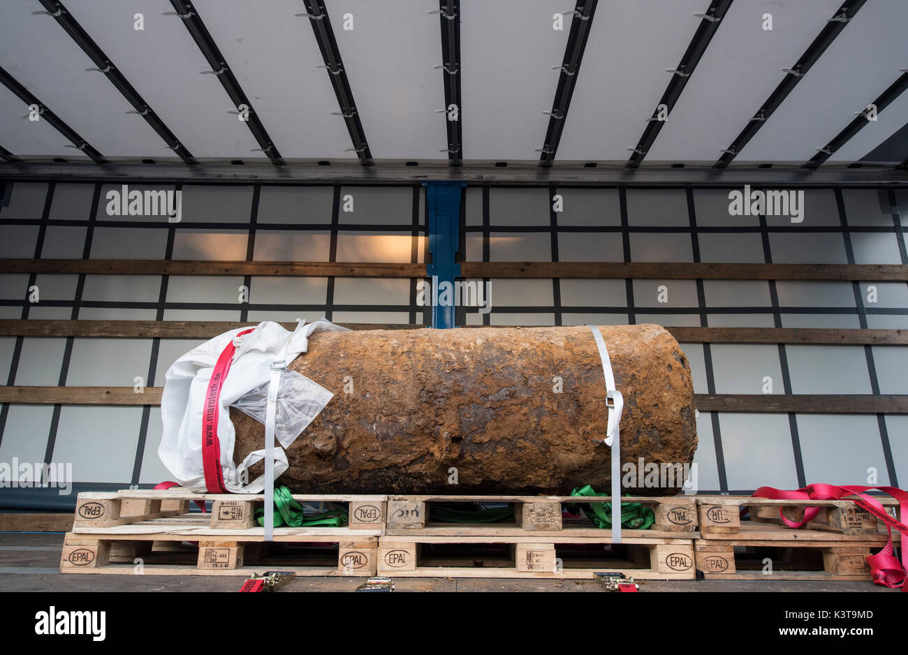 Die Bombe vom Typ HC4000 nach der erfolgreichen Veräußerung in Frankfurt am Main, Deutschland, 3. September 2017 vorgelegt wird. Die Entsorgung war schwieriger als erwartet, denn zwei von drei Detonatoren schwer zu entfernen waren. Foto: Boris Roessler/dpa Stockfoto