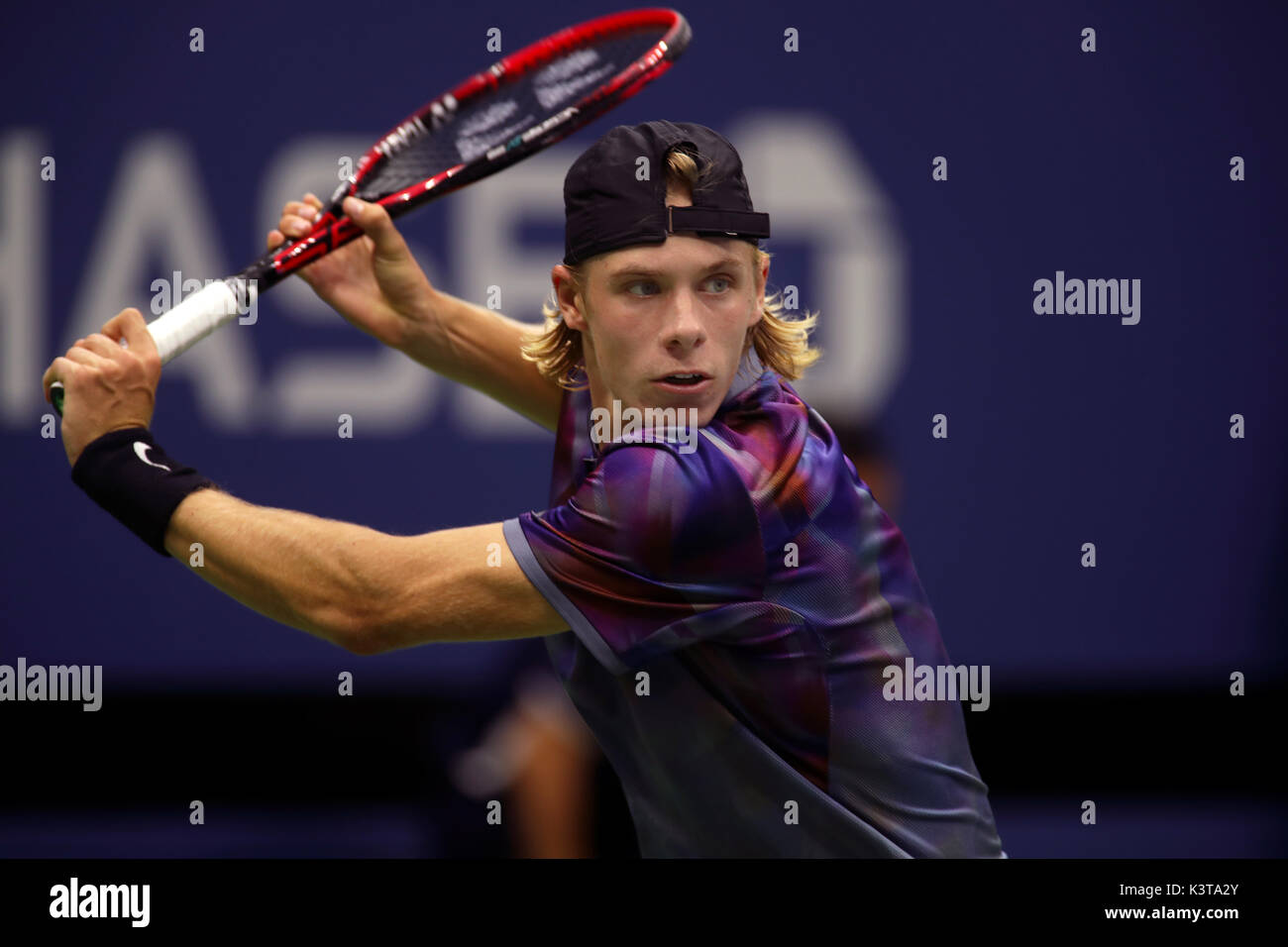 New York, USA. 03 Sep, 2017. New York, Vereinigte Staaten. 03 Sep, 2017. US Open Tennis: New York, den 3. September, 2017 - Denis Shapovalov von Kanada in Aktion gegen Pablo Carreno Busta von Spanien in während der vierten Runde bei den US Open in Flushing Meadows, New York. Carreno Busta gewann das Spiel in drei Saetzen. Quelle: Adam Stoltman/Alamy Leben Nachrichten Quelle: Adam Stoltman/Alamy leben Nachrichten Stockfoto