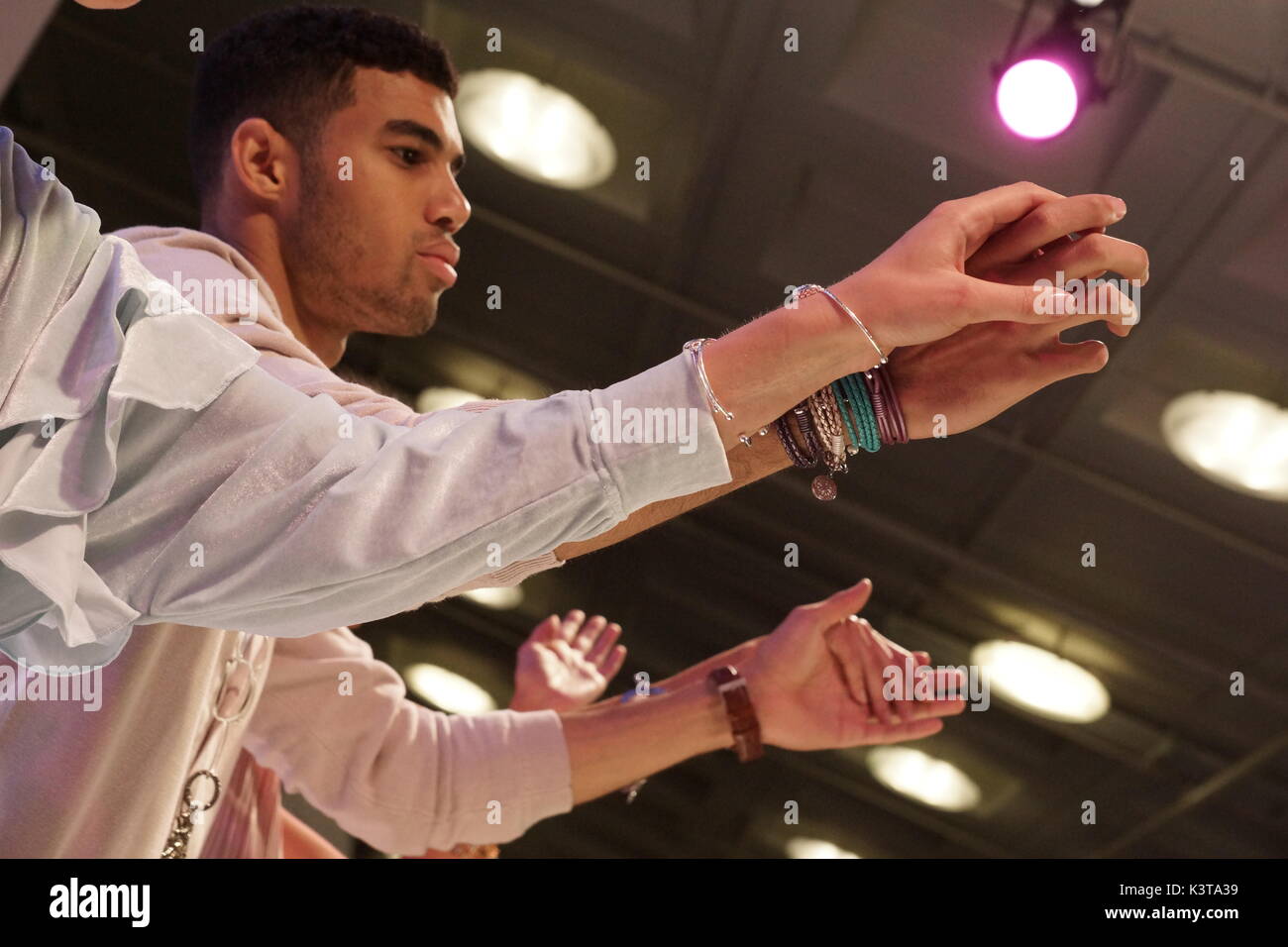 London, Großbritannien. 03 Sep, 2017. Highlights aus der Start- und Landebahn am IJL 2017, INTERNATIONAL JEWELLERY LONDON 2017 zeigt. Credit: Peter Hogan/Alamy leben Nachrichten Stockfoto