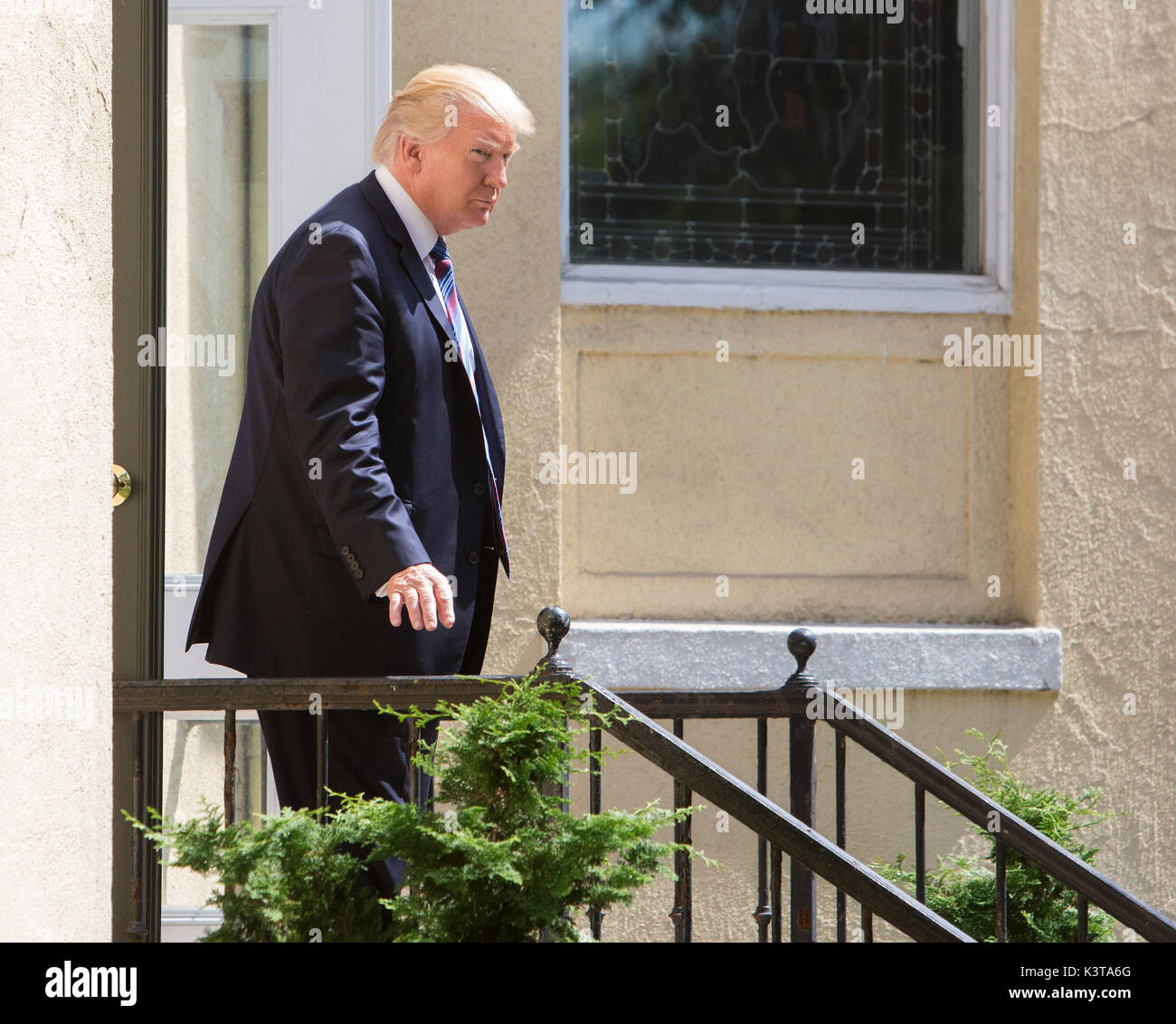 Us-Präsident Donald J. Trumpf Abfahrt St. John's Church in Washington, DC, an einem Tag des Gebetes für die Menschen durch den Hurrikan Harvey, 3. September 2017 betroffen. Foto von Chris Kleponis/BloombergUnited Staaten Präsident Donald J. Trumpf Abfahrt St. John's Church in Washington, DC, an einem Tag des Gebetes für die Menschen durch den Hurrikan Harvey, 3. September 2017 betroffen. Quelle: Chris Kleponis/Pool über CNP/MediaPunch Stockfoto