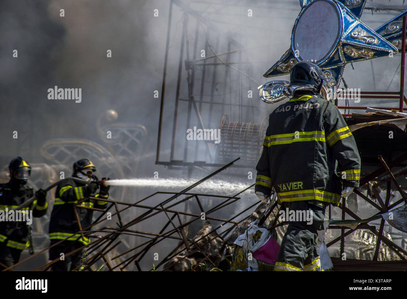 September 3, 2017 - SÃ¢o Paulo, São Paulo, Brasilien - SAO PAULO SP, SP 03/09/2017 SAMBA SCHULE FEUER: Sao Paulo samba Schule Schuppen in Brand am Nachmittag (3) auf der Ostseite von SÃ£o Paulo. Feuerwehrleute im Kampf gegen die Flammen. Kein Opfer. (Bild: © Cris Faga über ZUMA Draht) Stockfoto