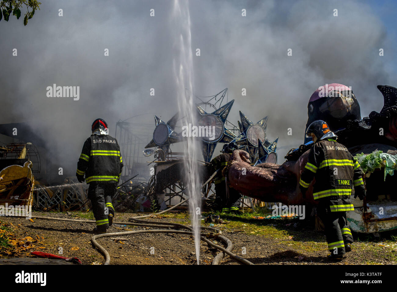 September 3, 2017 - SÃ¢o Paulo, São Paulo, Brasilien - SAO PAULO SP, SP 03/09/2017 SAMBA SCHULE FEUER: Sao Paulo samba Schule Schuppen in Brand am Nachmittag (3) auf der Ostseite von SÃ£o Paulo. Feuerwehrleute im Kampf gegen die Flammen. Kein Opfer. (Bild: © Cris Faga über ZUMA Draht) Stockfoto