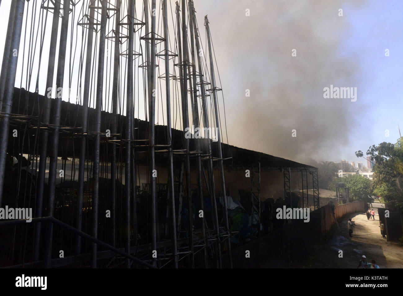 September 3, 2017 - SÃ¢o Paulo, São Paulo, Brasilien - SAO PAULO SP, SP 03/09/2017 SAMBA SCHULE FEUER: Sao Paulo samba Schule Schuppen in Brand am Nachmittag (3) auf der Ostseite von SÃ£o Paulo. Feuerwehrleute im Kampf gegen die Flammen. Kein Opfer. (Bild: © Cris Faga über ZUMA Draht) Stockfoto