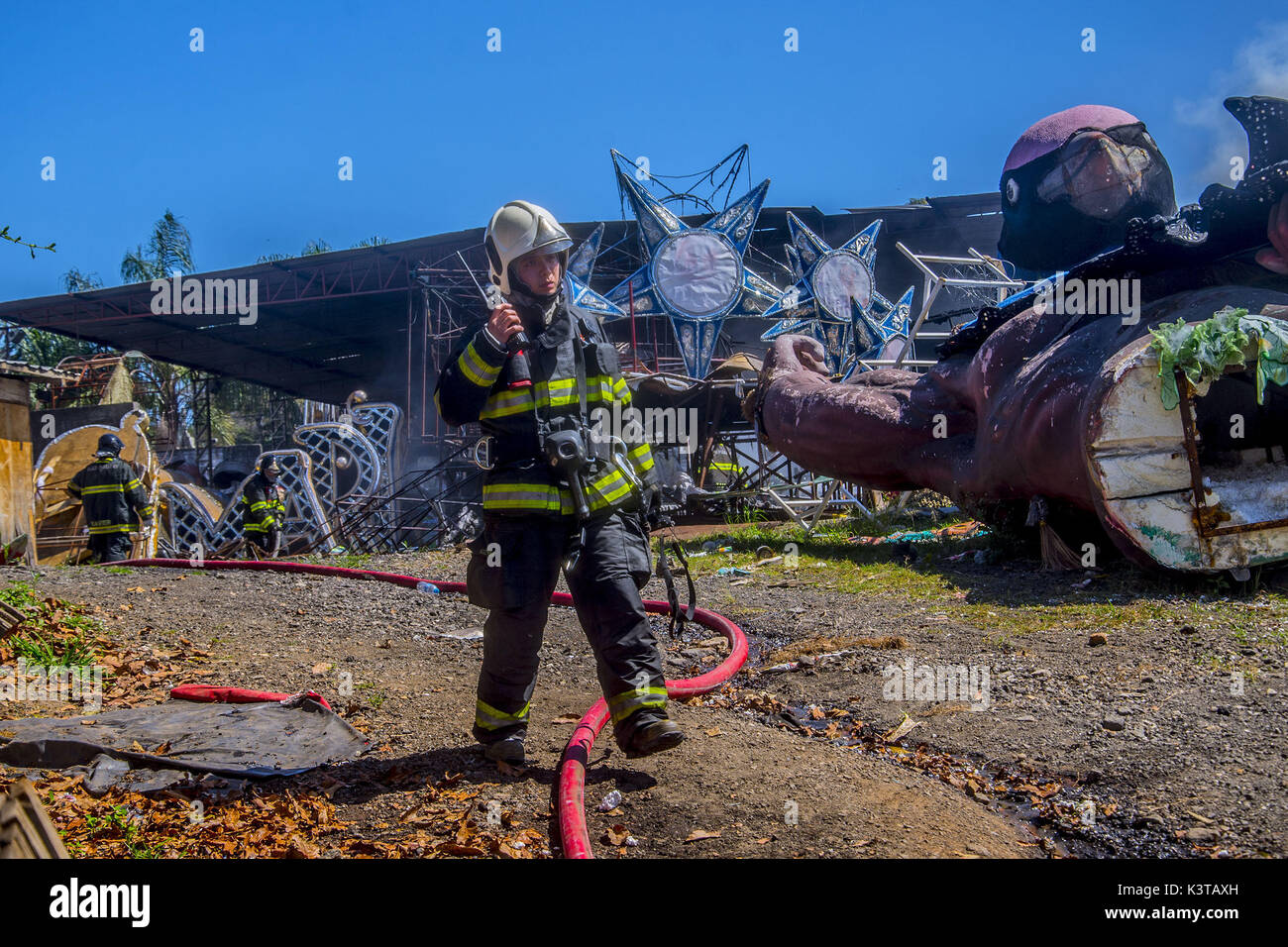 September 3, 2017 - SÃ¢o Paulo, São Paulo, Brasilien - SAO PAULO SP, SP 03/09/2017 SAMBA SCHULE FEUER: Sao Paulo samba Schule Schuppen in Brand am Nachmittag (3) auf der Ostseite von SÃ£o Paulo. Feuerwehrleute im Kampf gegen die Flammen. Kein Opfer. (Bild: © Cris Faga über ZUMA Draht) Stockfoto