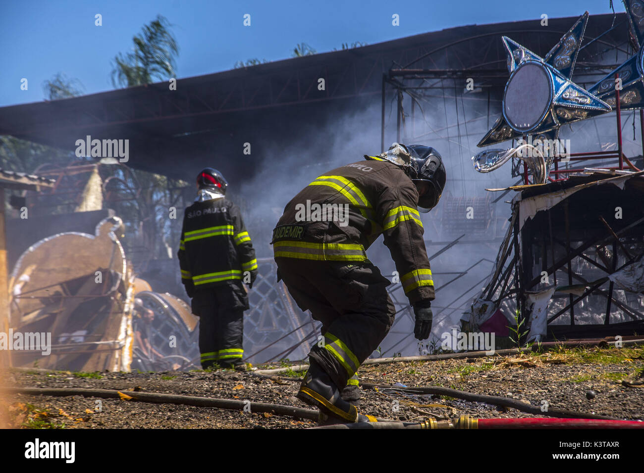 September 3, 2017 - SÃ¢o Paulo, São Paulo, Brasilien - SAO PAULO SP, SP 03/09/2017 SAMBA SCHULE FEUER: Sao Paulo samba Schule Schuppen in Brand am Nachmittag (3) auf der Ostseite von SÃ£o Paulo. Feuerwehrleute im Kampf gegen die Flammen. Kein Opfer. (Bild: © Cris Faga über ZUMA Draht) Stockfoto