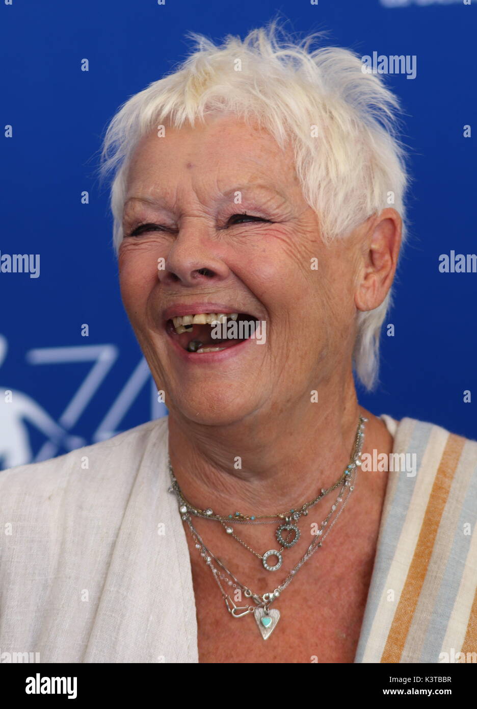 Venedig, Italien. 3 Sep, 2017. Schauspielerin Judi Dench stellt während der "Victoria & Abdul' und Jaeger-LeCoultre Ehre dem Filmaker Award 2017 photocall während der 74. Internationalen Filmfestspielen von Venedig am Lido von Venedig am 3. September 2017. Quelle: Andrea Spinelli/Alamy leben Nachrichten Stockfoto