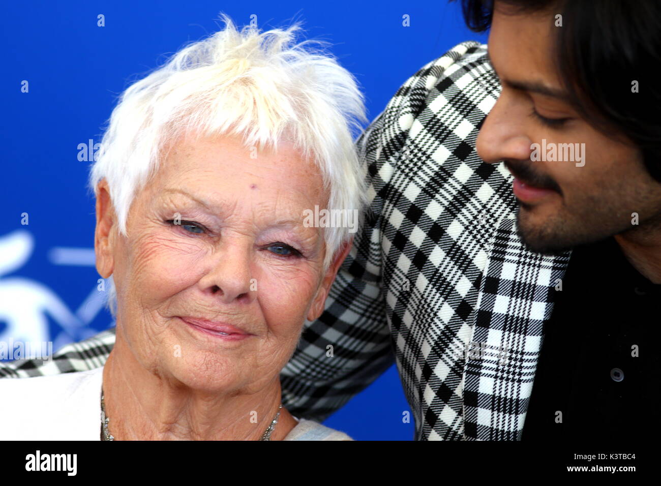 Venedig, Italien. 3 Sep, 2017. Schauspieler Ali Fazal und Schauspielerin Judi Dench stellt während der "Victoria & Abdul' und Jaeger-LeCoultre Ehre dem Filmaker Award 2017 photocall während der 74. Internationalen Filmfestspielen von Venedig am Lido von Venedig am 3. September 2017. Quelle: Andrea Spinelli/Alamy leben Nachrichten Stockfoto