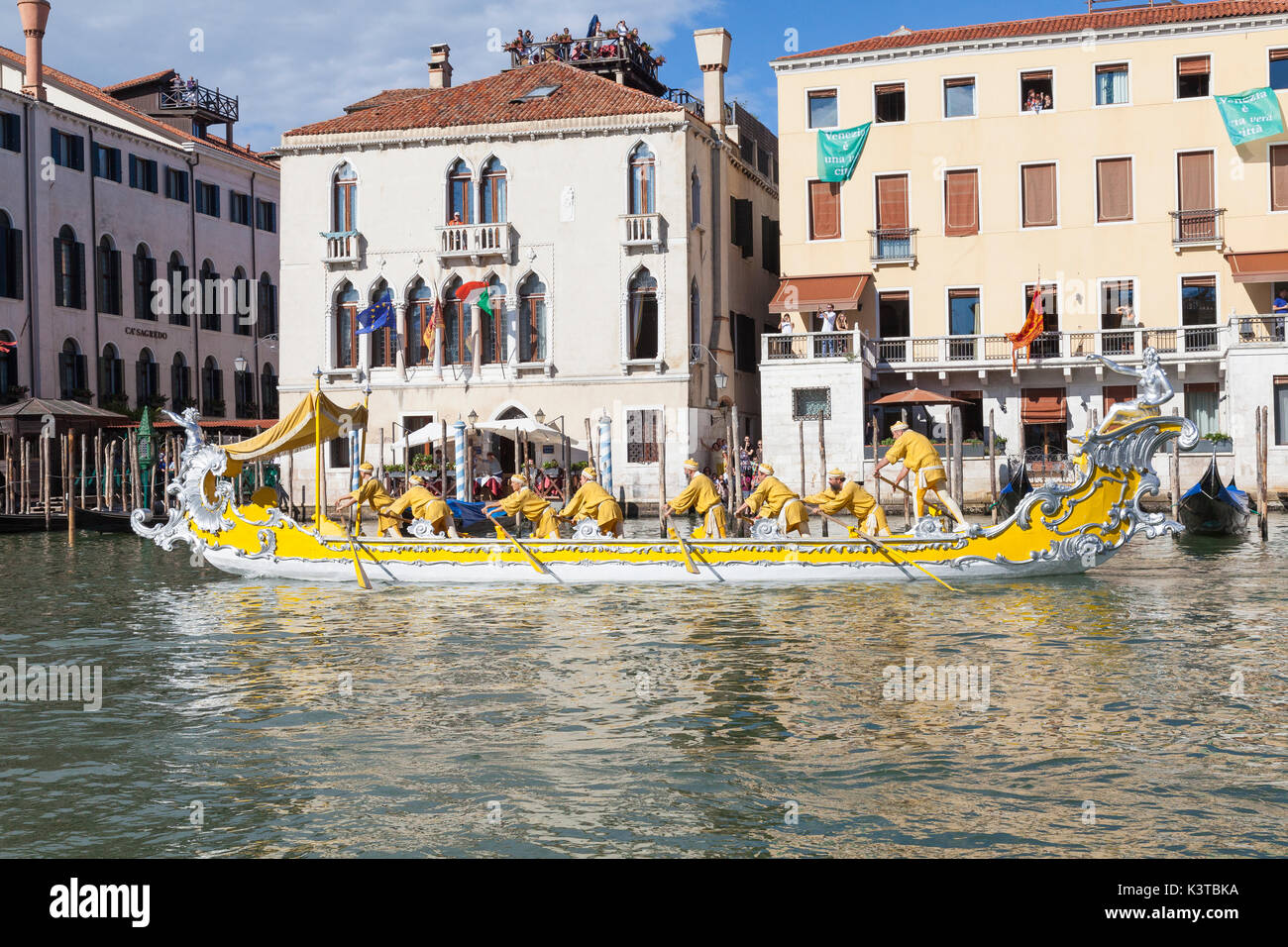 Venedig, Venetien, Italien. 3. September 2017. Boote an der Regata Storica, ein Re-enactment eines historischen Prozession der Boote der Doge und höchsten venezianischen Beamten in 1489 Caterina Cornaro, die Frau des Königs von Zypern, die ihren Thron verzichtete zugunsten von Venedig willkommen zu heißen. Die Prozession wird von wichtigen jährlichen Ruderregatten gefolgt, das Highlight der Venedig rudern Saison. Stockfoto