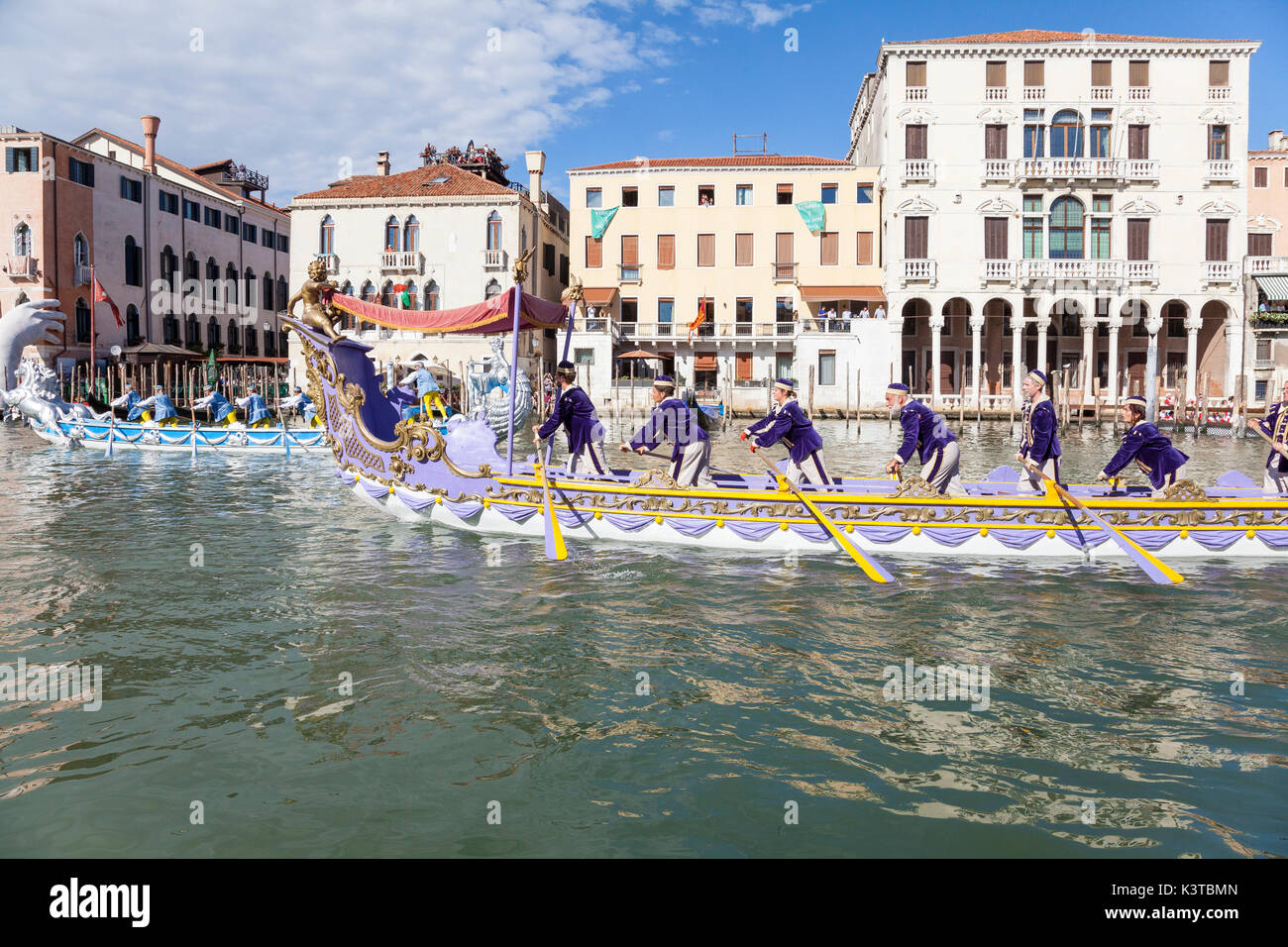 Venedig, Venetien, Italien. 3. September 2017. Boote an der Regata Storica, ein Re-enactment eines historischen Prozession der Boote der Doge und höchsten venezianischen Beamten in 1489 Caterina Cornaro, die Frau des Königs von Zypern, die ihren Thron verzichtete zugunsten von Venedig willkommen zu heißen. Die Prozession wird von wichtigen jährlichen Ruderregatten gefolgt, das Highlight der Venedig rudern Saison. Stockfoto