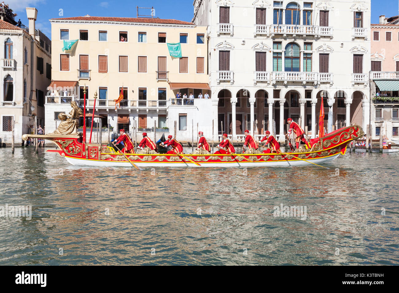 Venedig, Venetien, Italien. 3. September 2017. Boote an der Regata Storica, ein Re-enactment eines historischen Prozession der Boote der Doge und höchsten venezianischen Beamten in 1489 Caterina Cornaro, die Frau des Königs von Zypern, die ihren Thron verzichtete zugunsten von Venedig willkommen zu heißen. Die Prozession wird von wichtigen jährlichen Ruderregatten gefolgt, das Highlight der Venedig rudern Saison. Stockfoto