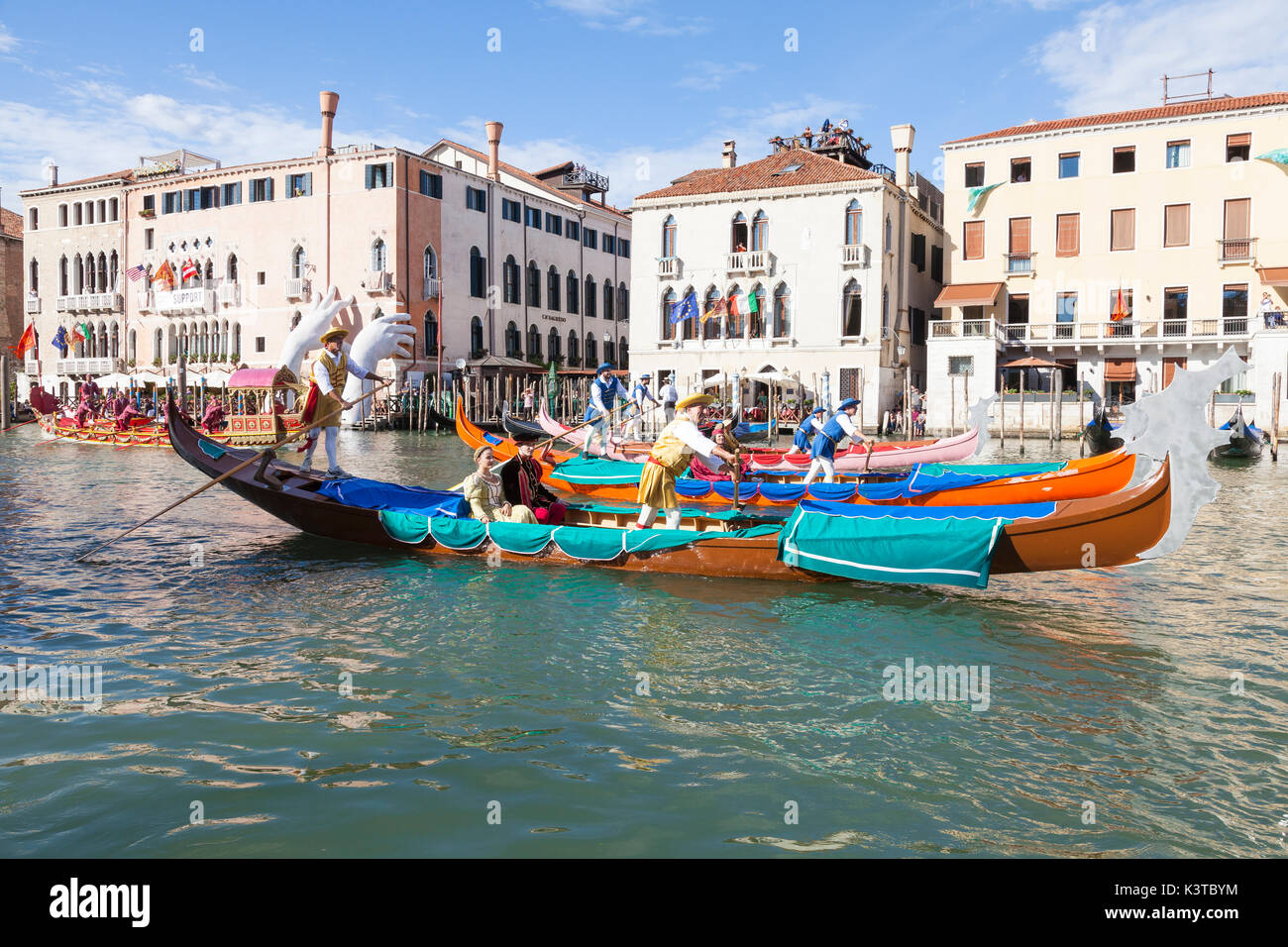 Venedig, Venetien, Italien. 3. September 2017. Boote an der Regata Storica, ein Re-enactment eines historischen Prozession der Boote der Doge und höchsten venezianischen Beamten in 1489 Caterina Cornaro, die Frau des Königs von Zypern, die ihren Thron verzichtete zugunsten von Venedig willkommen zu heißen. Die Prozession wird von wichtigen jährlichen Ruderregatten gefolgt, das Highlight der Venedig rudern Saison. Stockfoto