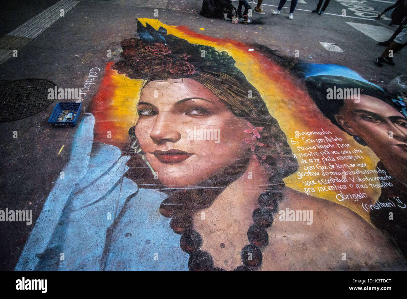 September 3, 2017 - SÃ¢o Paulo, São Paulo, Brasilien - SAO PAULO SP, SP 04/09/2017 KUNST IN SÃƒO PAULO: Der peruanische Künstler Cristhian zieht mit Kreide auf dem Boden von der Paulista Avenue das Gesicht der Malerin Frida Kahlo, Sänger Carmem Miranda und Sängerin Amy Winehouse. Menschen schätzen ihre Art.Credit: Cris Fafa/ZUMA Draht/Alamy leben Nachrichten Stockfoto