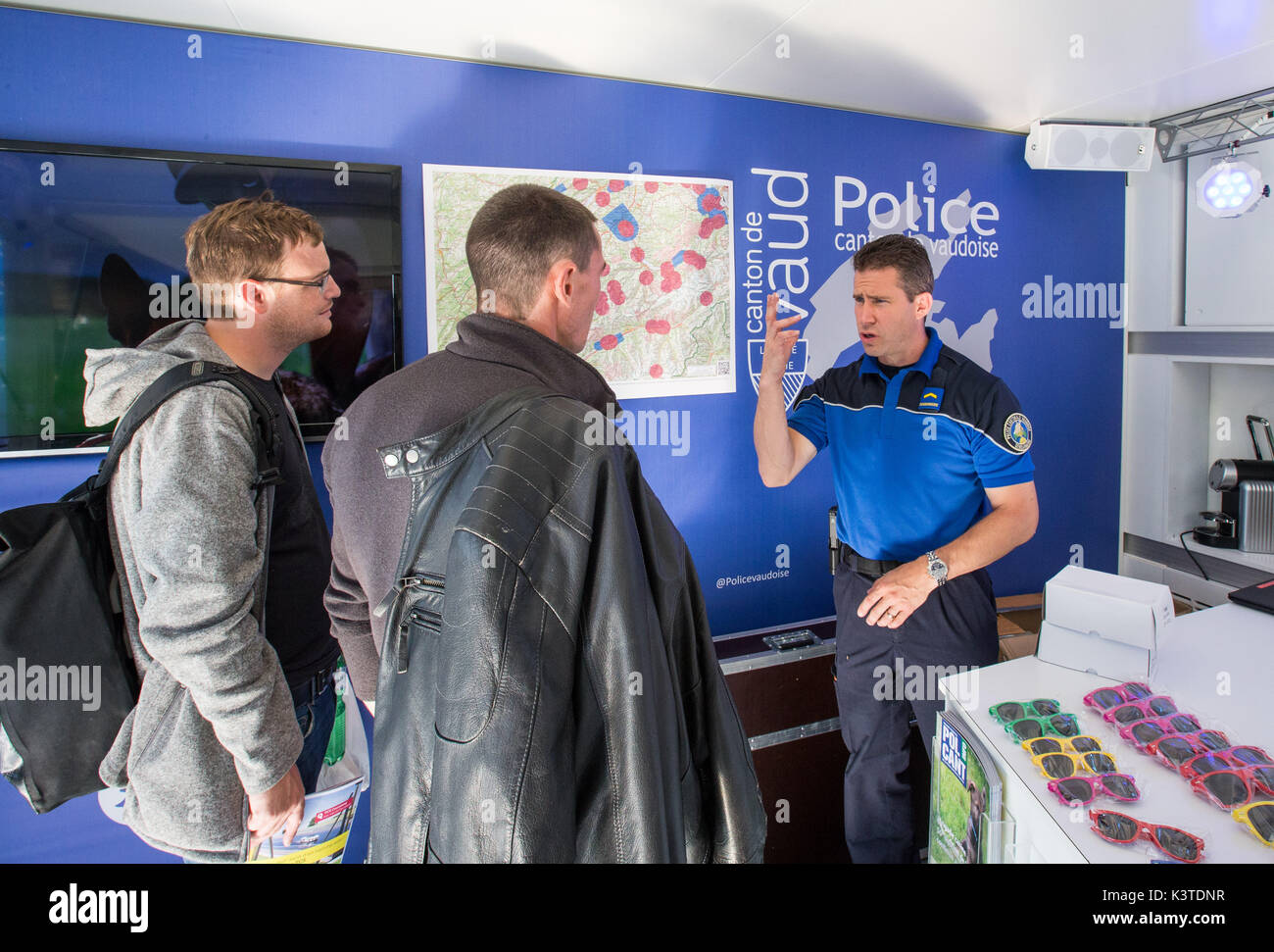 Lausanne, Schweiz. 3. Sep 2017. Ein Polizist erklärt die Flugverbotszone Besucher während der drohne Tage 2017 in Lausanne, Schweiz, Sept. 3, 2017. Die drei Tage Drone Tage 2017 einschließlich Drohnen Rennen, Robotik Showcase und fliegende Versuche am Sonntag geschlossen, die zeichnete mehr als 5.000 Besucher zu sorgen. Credit: Xu Jinquan/Xinhua/Alamy leben Nachrichten Stockfoto