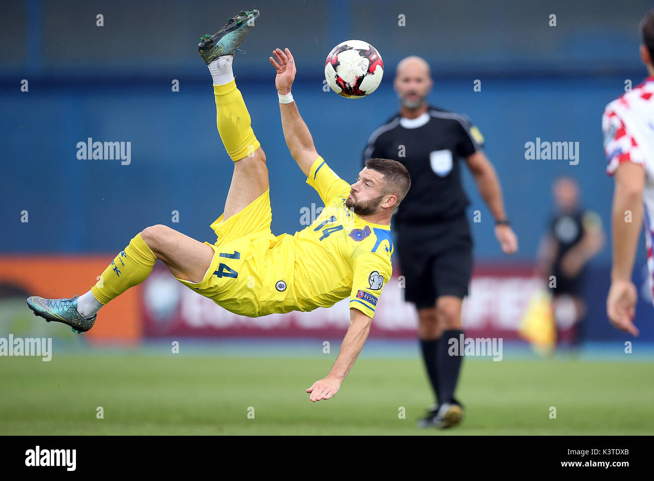 Zagreb, Kroatien. 3. Sep 2017. Valon Berisha des Kosovo schießt den Ball während der FIFA WM 2018 Qualifikation gegen Kroatien an der Maksimir Stadion in Zagreb, Hauptstadt von Kroatien, Sept. 3, 2017. Kroatien Kosovo 1-0 Niederlage. Credit: Goran Stanzl/Xinhua/Alamy leben Nachrichten Stockfoto