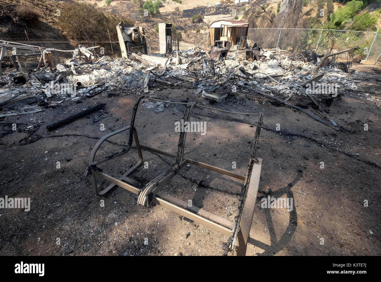 Burbank, USA. 3. Sep 2017. Ein Haus von der Bürste Feuer in der Nähe von einem Hügel beschädigt ist in Burbank, Kalifornien, USA, Sept. 3, 2017 gesehen. Gouverneur Jerry Brown aus Kalifornien am Sonntag herausgegeben Notfall Verkündigung für Los Angeles County als Reaktion auf eine massive Bürste Feuer am nördlichen Rand von Los Angeles. Credit: Zhao Hanrong/Xinhua/Alamy leben Nachrichten Stockfoto