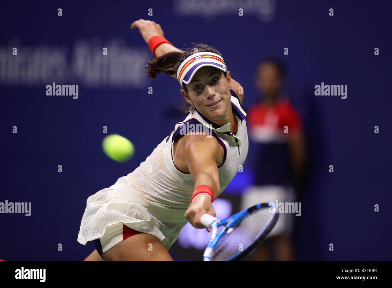 New York, USA. 03 Sep, 2017. New York, Vereinigte Staaten. 03 Sep, 2017. US Open Tennis: New York, den 3. September 2017 - #3 Samen Garabine Muguruza Spaniens erreicht für eine Rückkehr in ihre vierte Runde Match gegen #13 Samen Petra Kivitova der Tschechischen Republik bei den US Open in Flushing Meadows, New York. Kivitova gewann das Match einen Platz im Viertelfinale Credit: Adam Stoltman/Alamy Leben Nachrichten Quelle: Adam Stoltman/Alamy Live News Verdienen Stockfoto