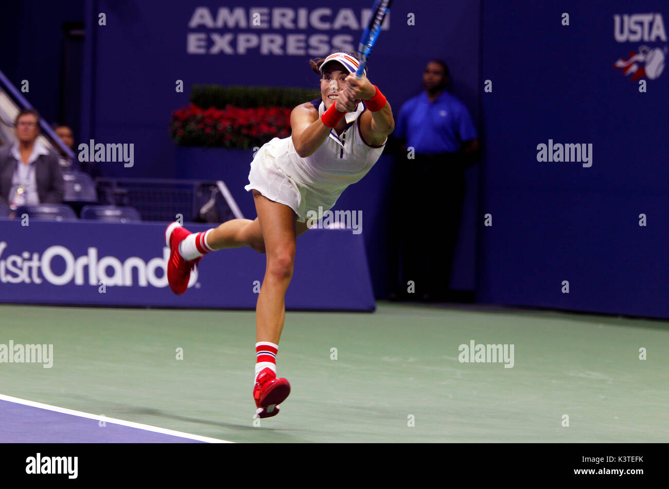 New York, USA. 03 Sep, 2017. New York, Vereinigte Staaten. 03 Sep, 2017. US Open Tennis: New York, den 3. September 2017 - #3 Samen Garabine Muguruza Spanien erstreckt sich über eine Rückhand während ihrer vierten Runde Match gegen #13 Samen Petra Kivitova der Tschechischen Republik bei den US Open in Flushing Meadows, New York. Kivitova gewann das Match einen Platz im Viertelfinale Credit: Adam Stoltman/Alamy Leben Nachrichten Quelle: Adam Stoltman/Alamy Live News Verdienen Stockfoto