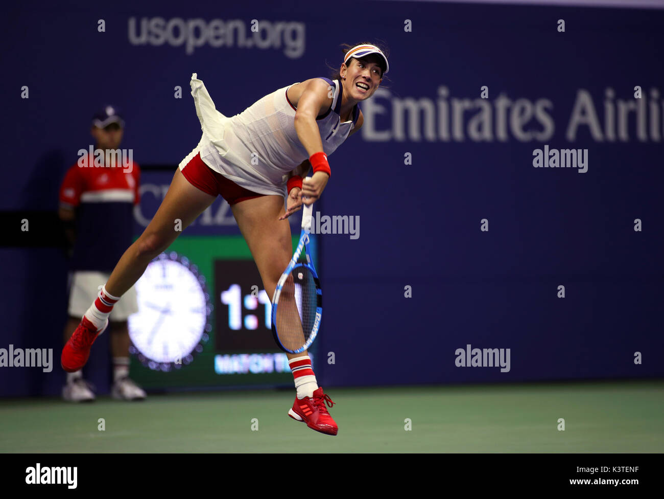 New York, USA. 03 Sep, 2017. New York, Vereinigte Staaten. 03 Sep, 2017. US Open Tennis: New York, den 3. September 2017 - #3 Samen Garabine Muguruza Spaniens geniessen Sie während ihrer vierten Runde Match gegen #13 Samen Petra Kivitova der Tschechischen Republik bei den US Open in Flushing Meadows, New York. Kivitova gewann das Match einen Platz im Viertelfinale Credit: Adam Stoltman/Alamy Leben Nachrichten Quelle: Adam Stoltman/Alamy Live News Verdienen Stockfoto