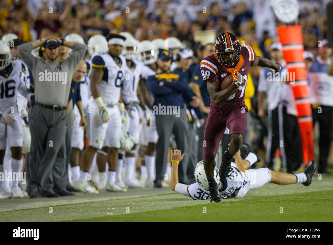 Landover, MD, USA. 3. Sep 2017. Virginia Tech Hokies wide receiver James Clark (89) mit den riesigen startrückkehr hinunter den Nebenerwerb in Aktion zwischen West Virginia und Virginia Tech bei FedEx Field in Landover, Md. Cory Royster/Cal Sport Media/Alamy leben Nachrichten Stockfoto