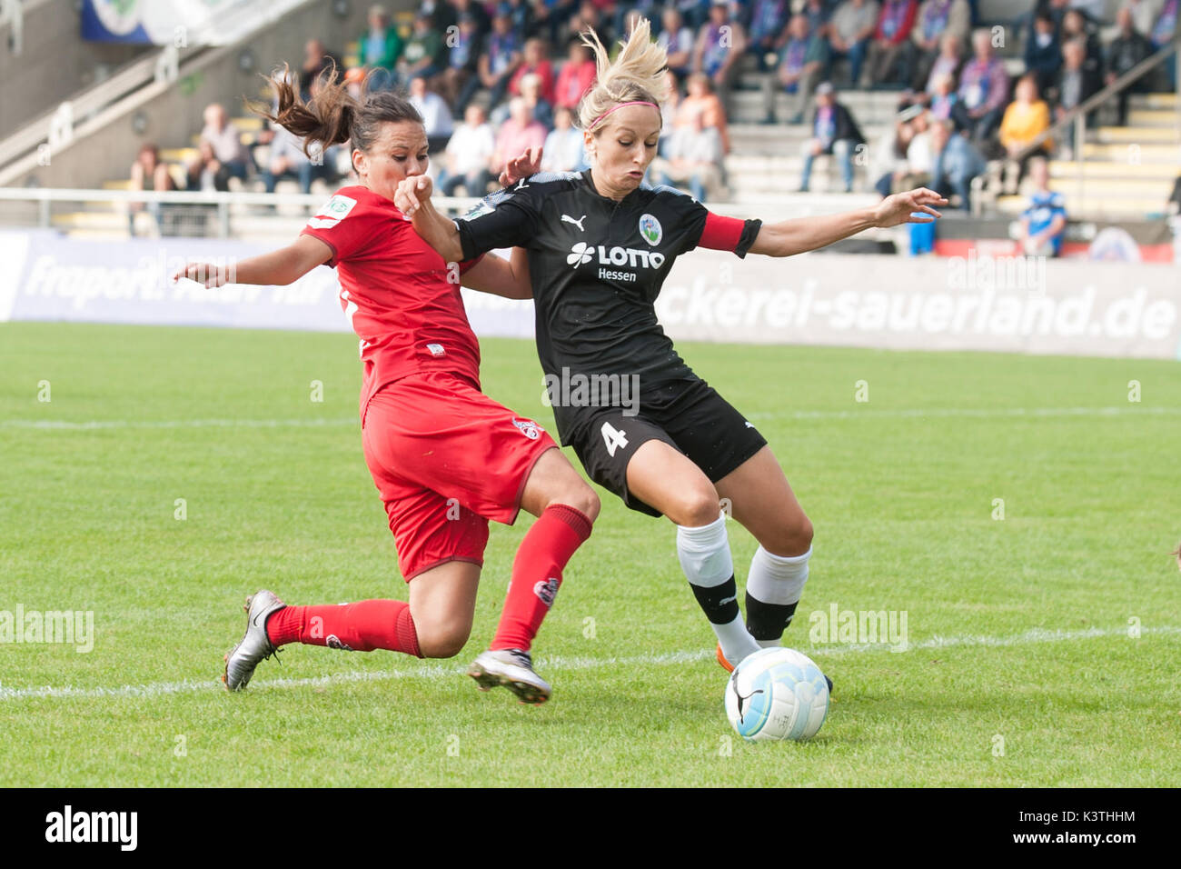 Amber HEARN (li., K) gegen Kathrin HENDRICH (F), Aktion, Zweikampf, Fussball Frauen 1. Bundesliga, 1. Spieltag, 1.FFC Frankfurt (F) - 1.FC Köln (K), am 03.09.2017 in Frankfurt/Deutschland. | Verwendung weltweit Stockfoto