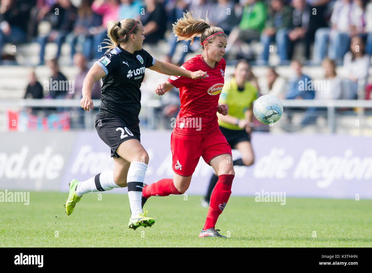 Laura Stoerzel (li., STORZEL, F) gegen Theresia GOSCH (K), Aktion, Zweikampf, Fussball Frauen 1. Bundesliga, 1. Spieltag, 1.FFC Frankfurt (F) - 1.FC Köln (K), am 03.09.2017 in Frankfurt/Deutschland. | Verwendung weltweit Stockfoto