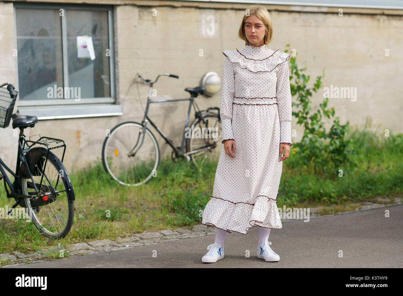 Emili Sindlev posing außerhalb der Ganni Landebahn zeigen während der Copenhagen Fashion Week - Mar 10, 2017 - Foto: Start- und Landebahn Manhattan/Gnade Lunn *** Nur für redaktionelle Verwendung *** | Verwendung weltweit Stockfoto